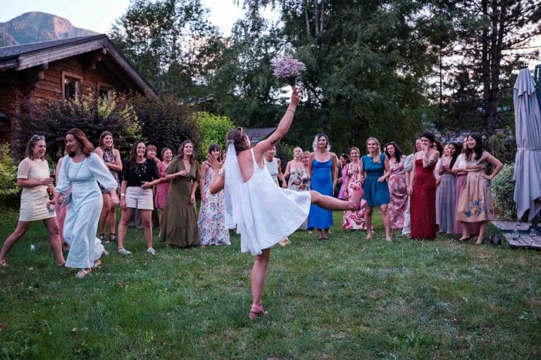 le lancé du bouquet de la mariée aux Houches