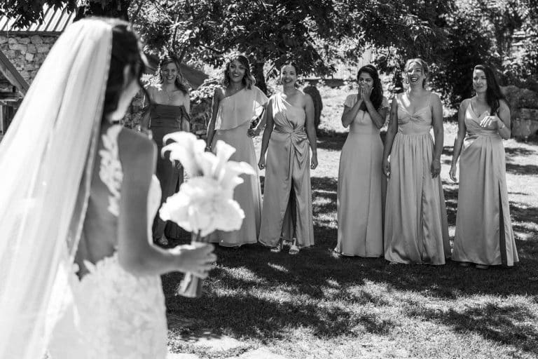 Les demoiselles d'honneur découvrent la mariée à Annecy