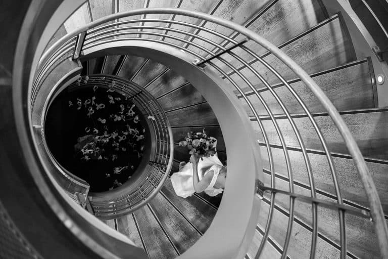 mariée dans l'escalier de la mairie des Houches