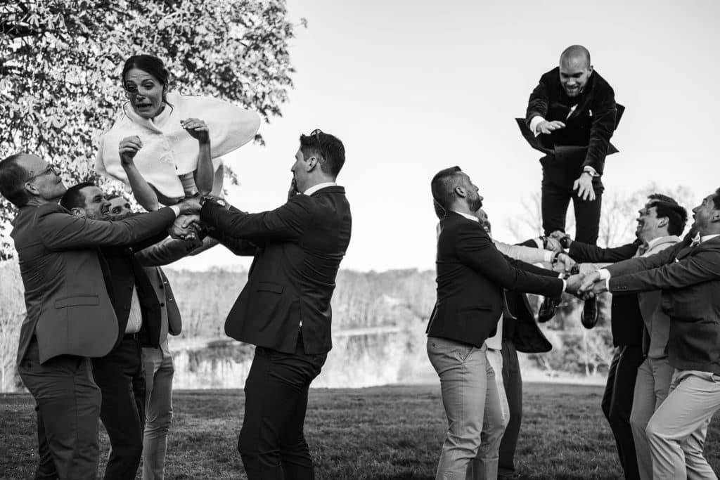 les mariés s'amusent pendant le cocktail de leur mariage